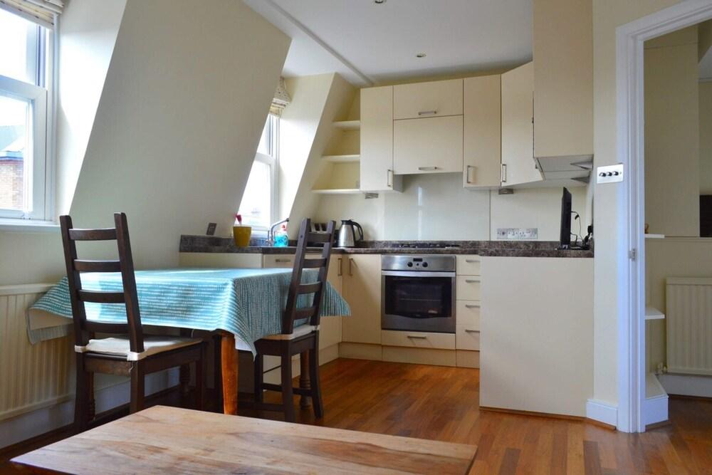Lovely Top Floor Flat in Leafy Fulham - Tap to explore photos