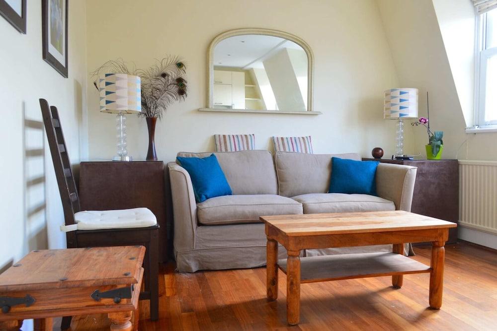 Lovely Top Floor Flat in Leafy Fulham - Tap to explore photos
