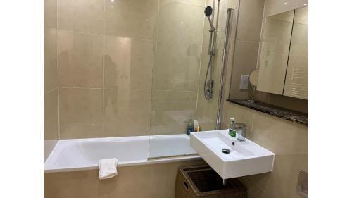 Fantastic Modern 2 Bedroom Flat in Lambeth - Tap to explore photos