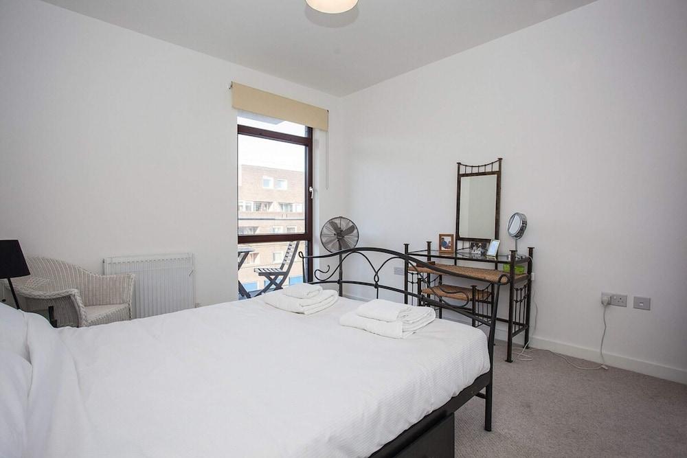Fantastic Modern 2 Bedroom Flat in Lambeth - Tap to explore photos