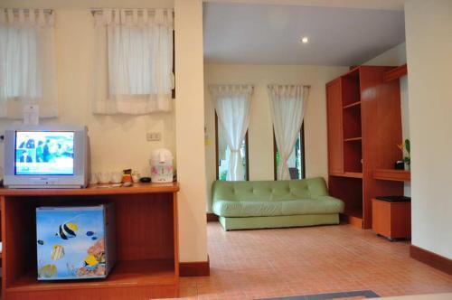 Samui Honey Backpacker Bungalow - Tap to explore photos