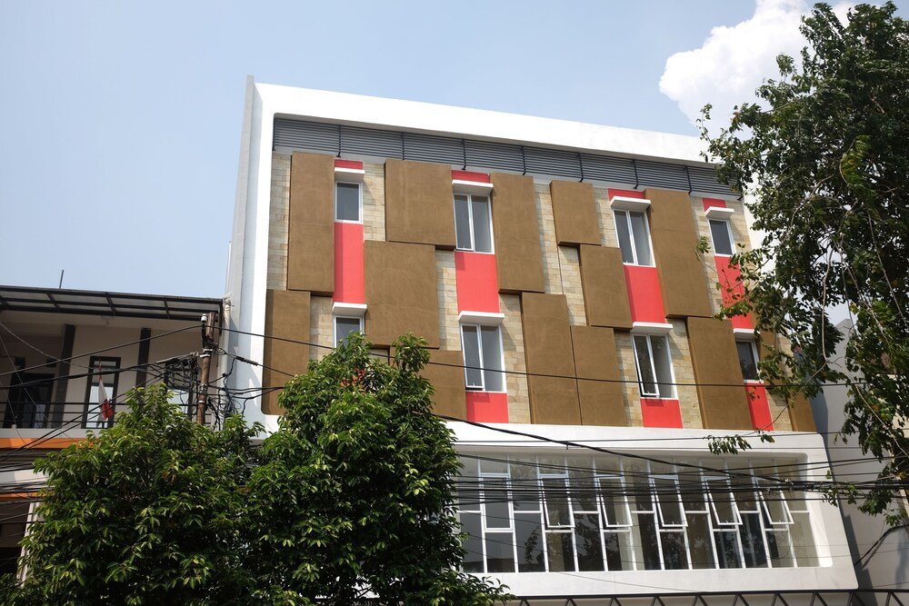 RedDoorz Plus near Mall Ciputra Jakarta - Tap to explore photos