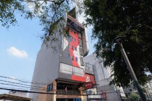 RedDoorz Plus @ Thamrin - Tap to explore photos