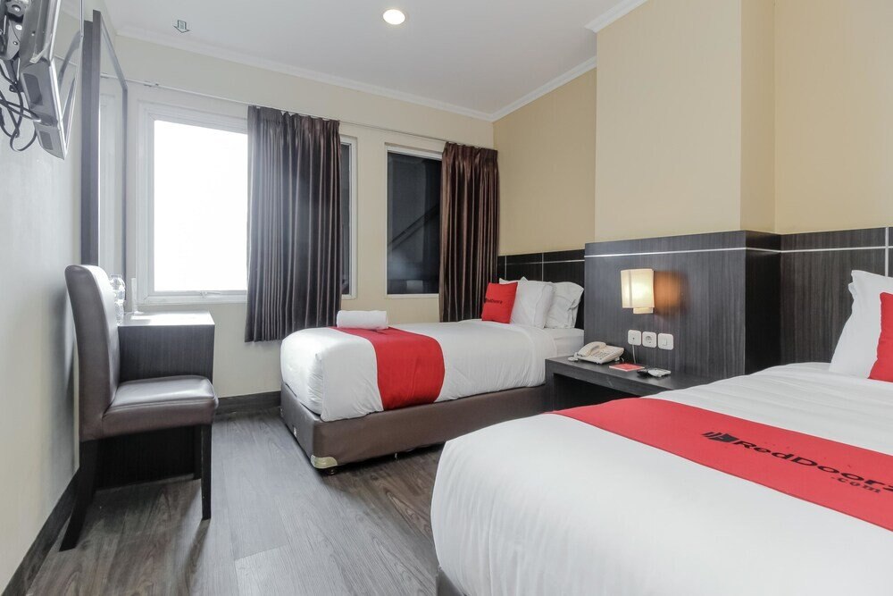 RedDoorz Plus @ Thamrin Room Type - Twin Room