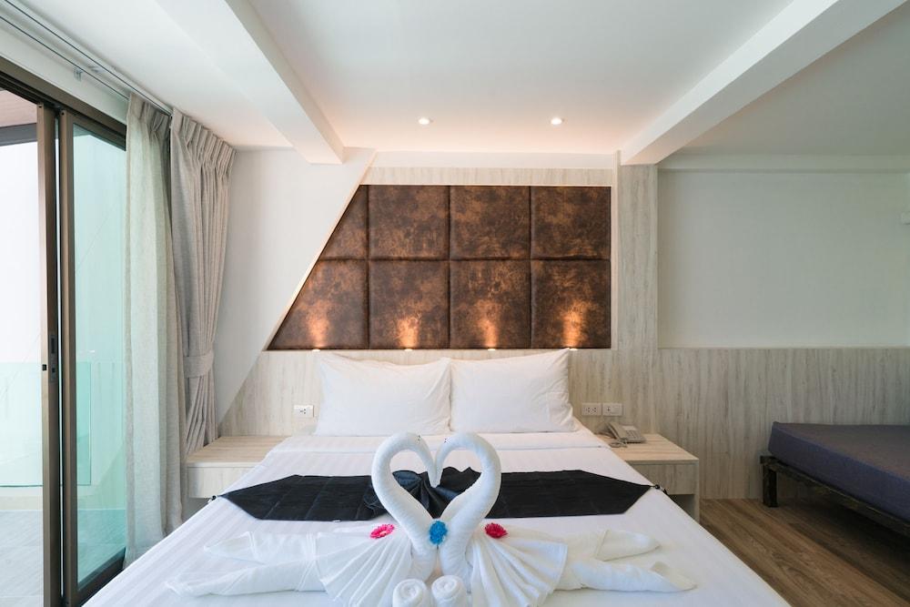 Destination Patong Room Type - Deluxe Family Suite with Balcony (Sea View)