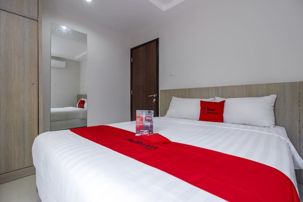 RedDoorz Plus @ TB Simatupang - Tap to explore photos