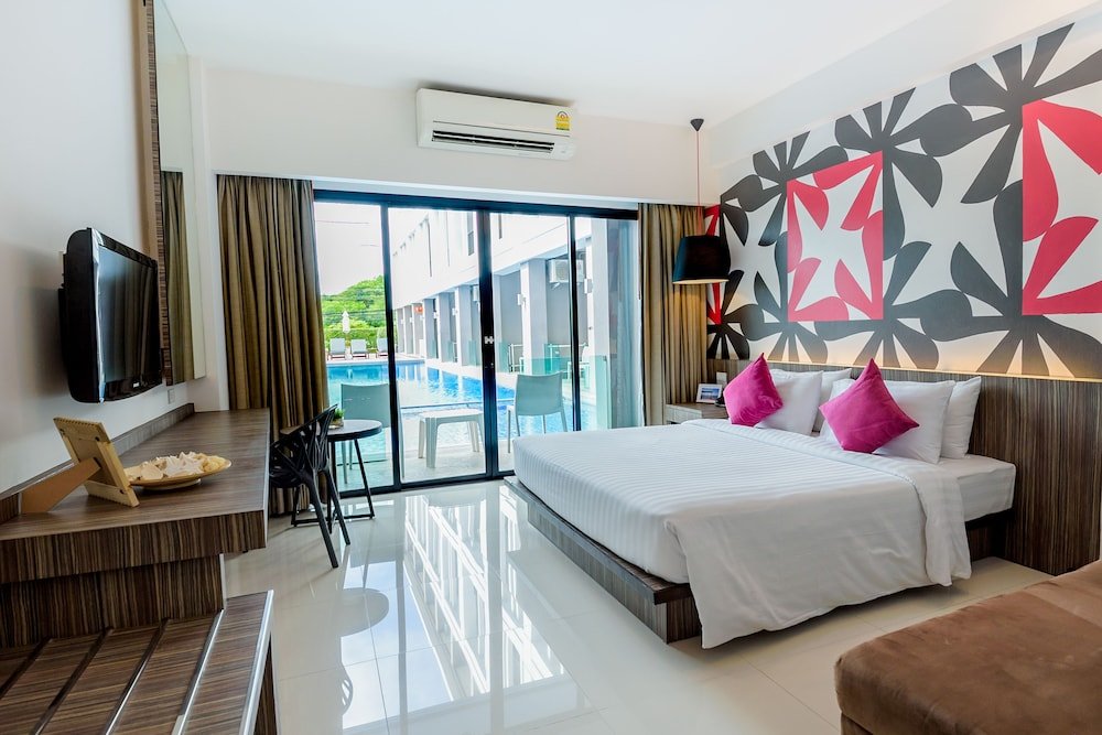 Hotel J Residence, Pattaya Room Type - Deluxe Room, Pool Access