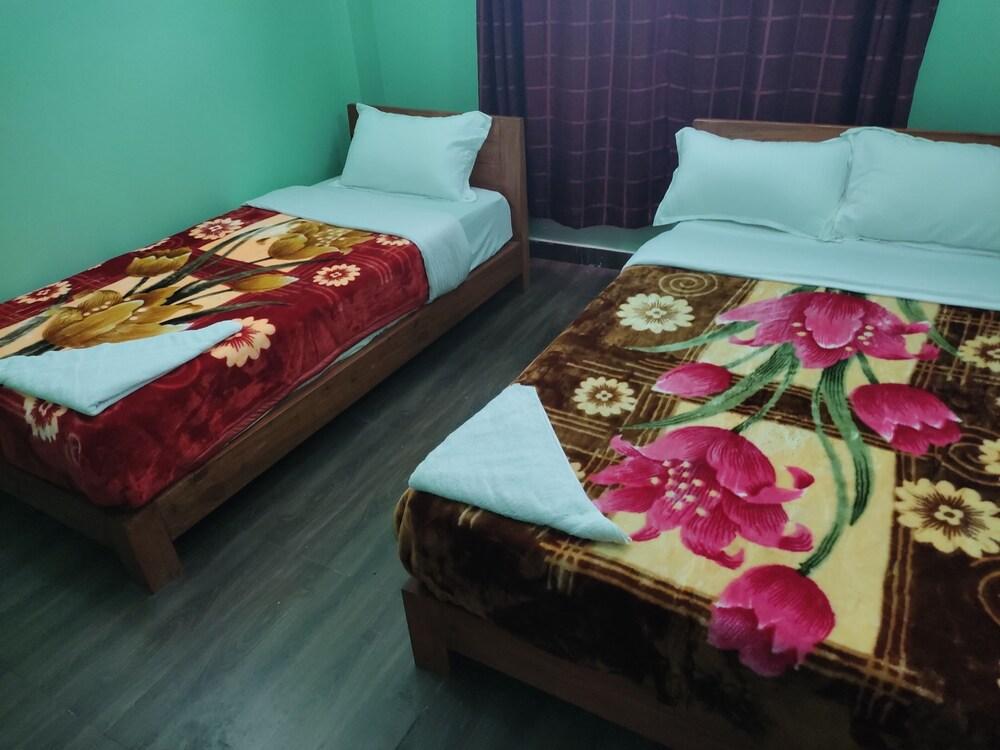 Harry Guest House & Restaurant Room Type - Deluxe Triple Room