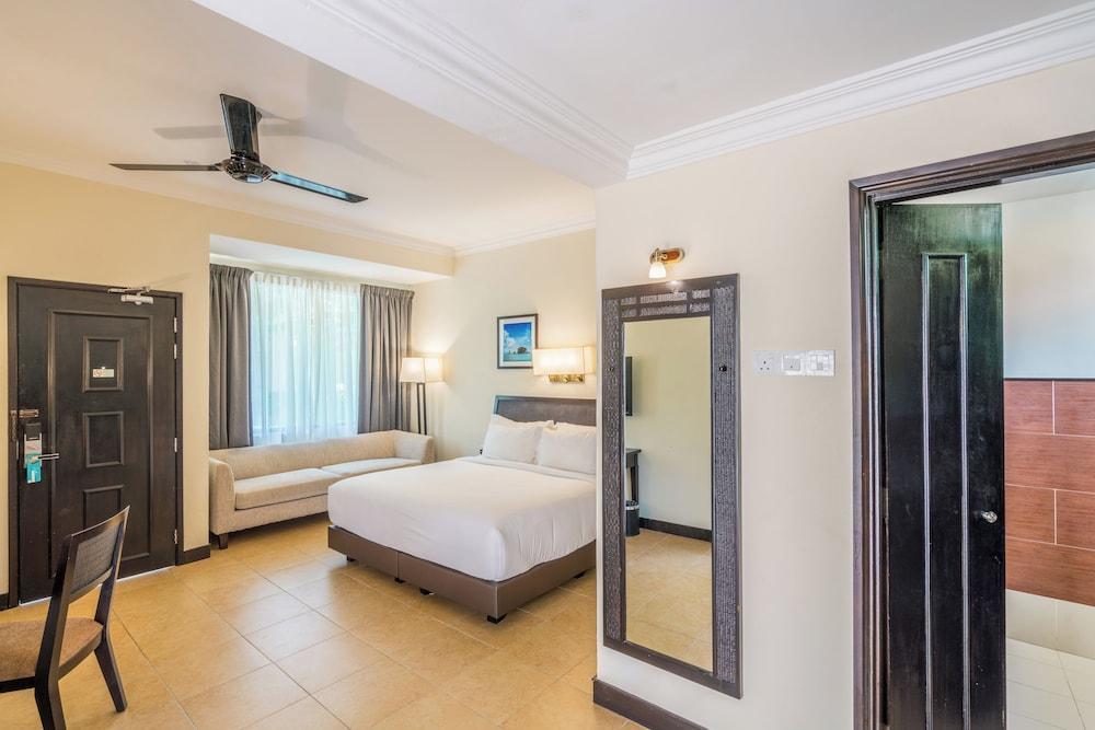 Camar Resort Langkawi Room Type - Deluxe King - Beach Wing (Garden View) Camar Resort Langkawi Room Type - Deluxe King - Beach Wing (Garden View)