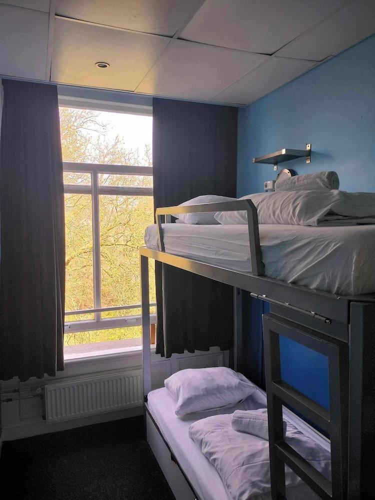 Flying Pig Uptown Room Type - Private 6 Bed Room with Shared Bathroom Flying Pig Uptown Room Type - Private 6 Bed Room with Shared Bathroom