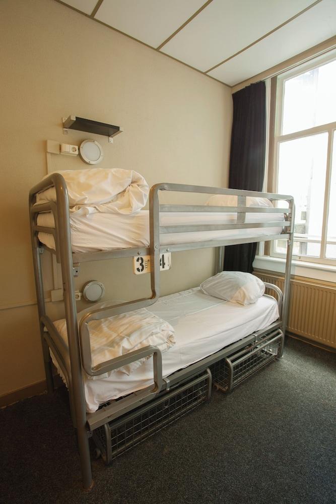 Flying Pig Uptown Room Type - Shared Dormitory, Shared Bathroom (4 Person)