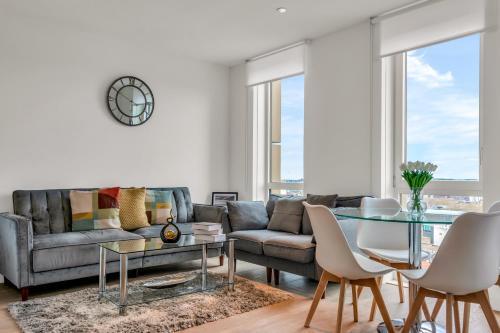 MySquare Shoreditch High Street Apartments - Tap to explore photos