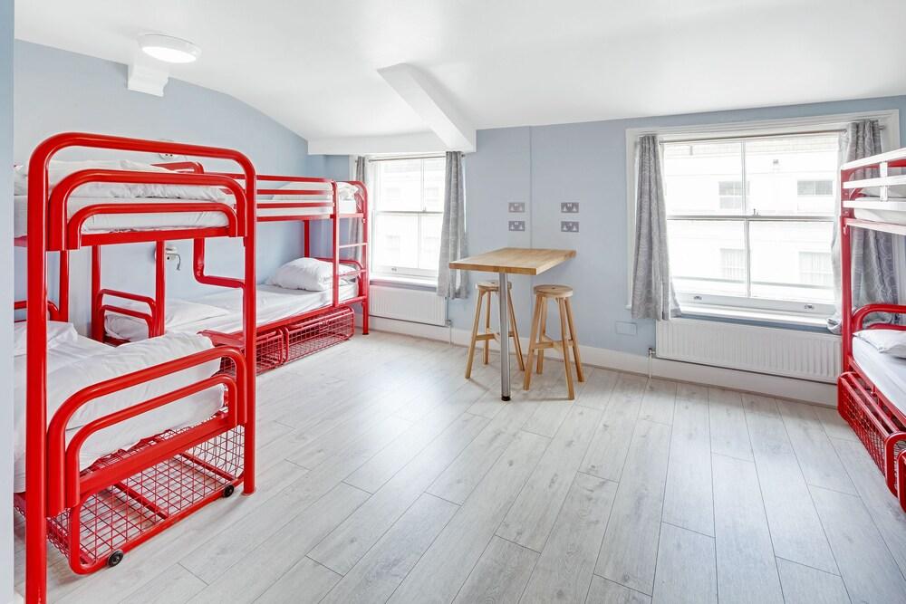 Astor Kensington Hostel Room Type - Bed in 8-bed mixed dormitory room ensuite