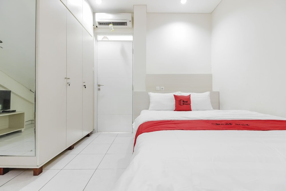 RedDoorz near Pancoran