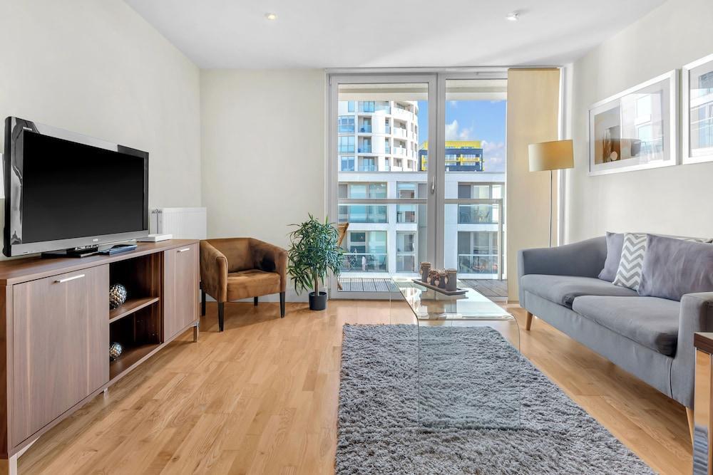 Spacious Serviced Apartments Canary Wharf - Tap to explore photos