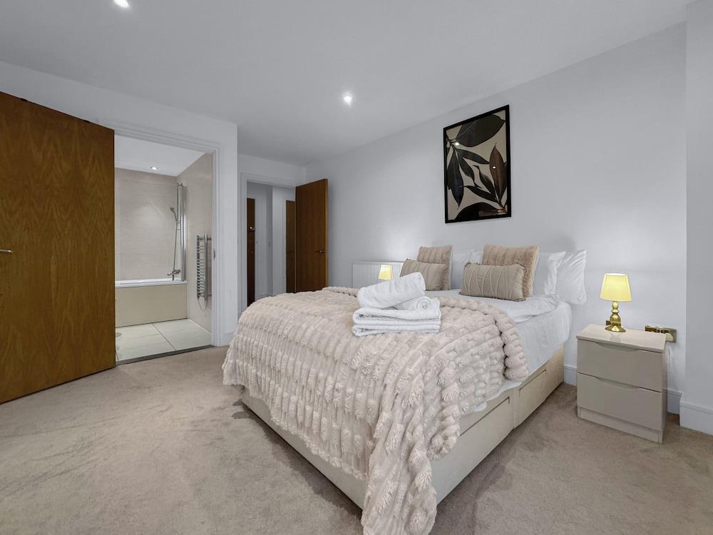 Spacious Serviced Apartments Canary Wharf - Tap to explore photos