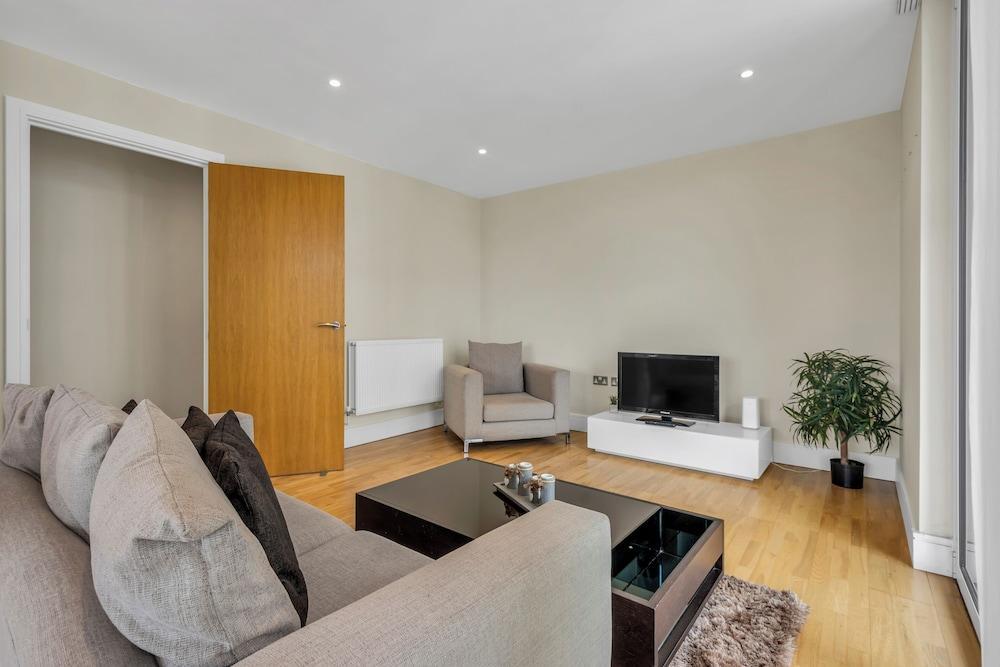 Spacious Serviced Apartments Canary Wharf - Tap to explore photos