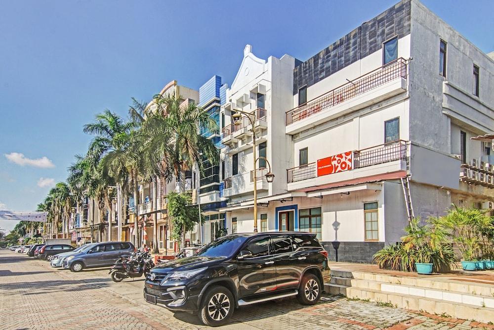 OYO 90422 Mall Of Indonesia - Tap to explore photos