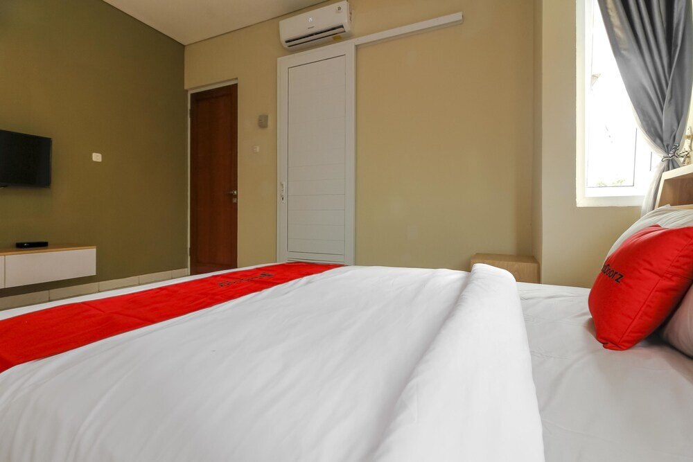 RedDoorz @ Cilandak Barat - Tap to explore photos