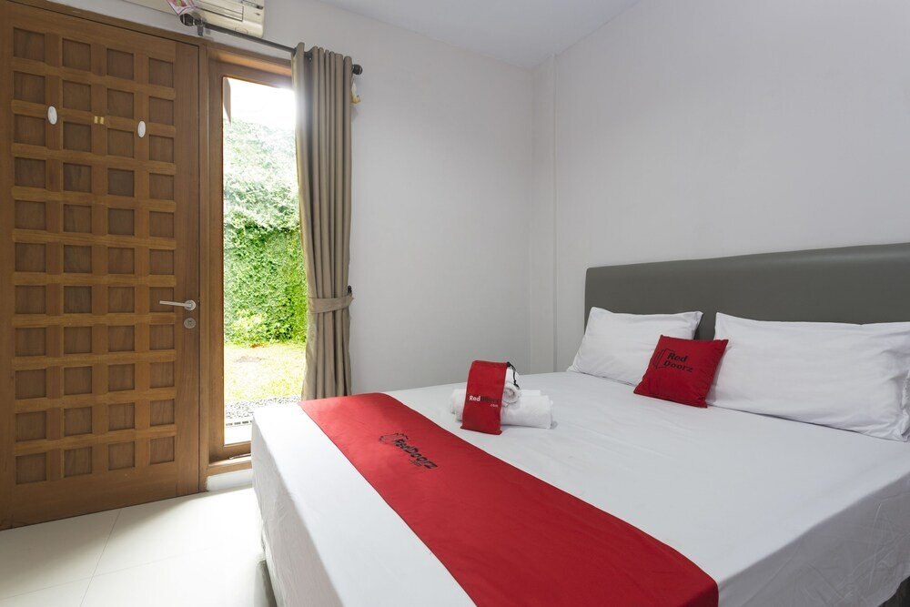 RedDoorz Plus near Cilandak Town Square 2 - Tap to explore photos