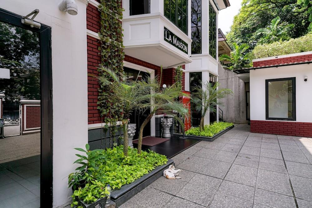 RedDoorz Premium near RS Pondok Indah - Tap to explore photos