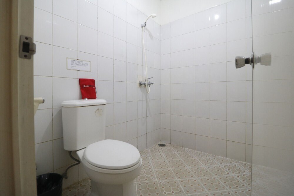 RedDoorz @ Jalan Gatot Subroto Jakarta - Tap to explore photos