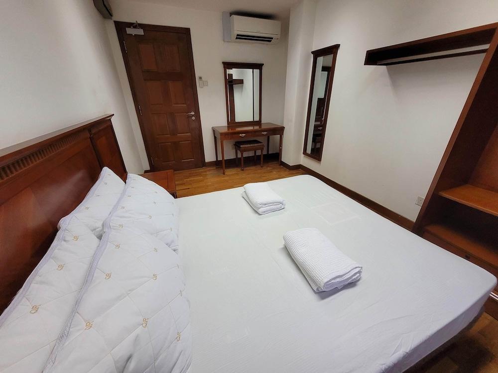 Wink @ Upper Cross Street - Hostel Room Type - Standard Room, 1 Queen Bed, Non Smoking, Shared Bathroom Wink @ Upper Cross Street - Hostel Room Type - Standard Room, 1 Queen Bed, Non Smoking, Shared Bathroom