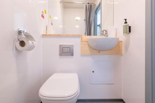 easyHotel London Croydon - Tap to explore photos