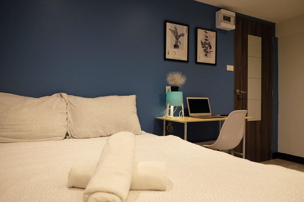 Sleep With Me Bangkok - BTS Phra Khanong Room Type - Deluxe Quadruple Room