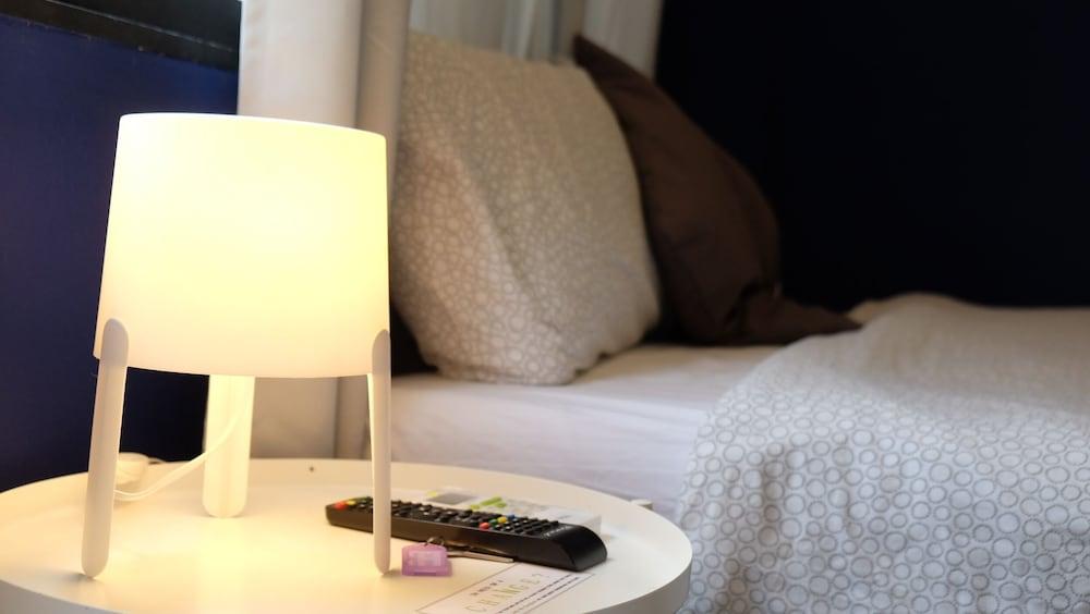 Sleep With Me Bangkok - BTS Phra Khanong Room Type - Economy Double Room