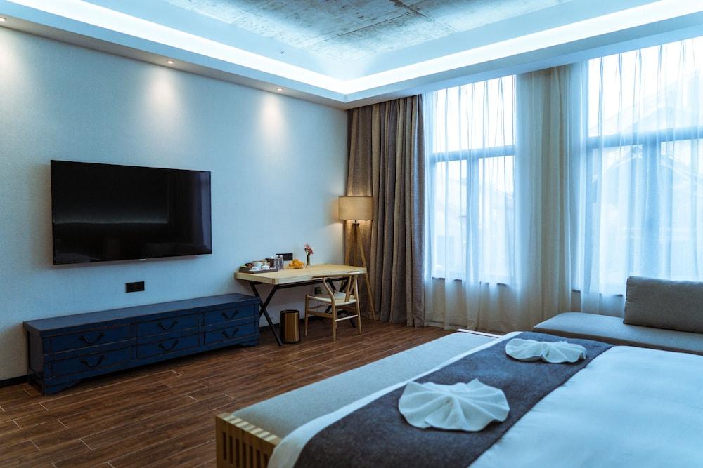 Lin Yin Art Hotel Shanghai PVG Airport Disneyland Free Shuttle - Tap to explore photos