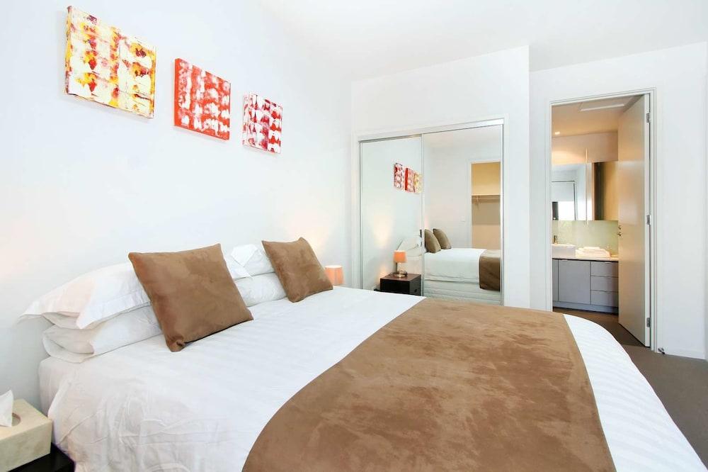 Spacious Bayside Lifestyle - Tap to explore photos