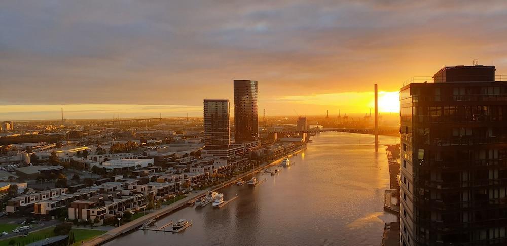 Melbourne Lifestyle Apartments - Best Views on Collins