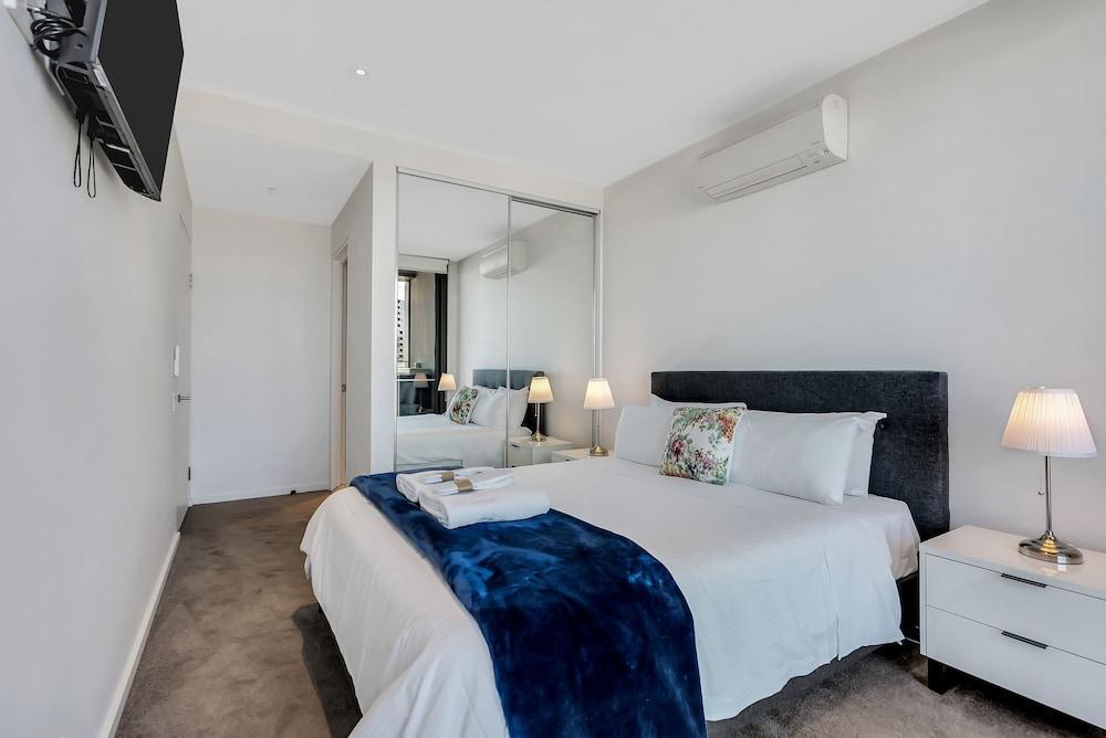 Melbourne Lifestyle Apartments - Best Views on Collins - Tap to explore photos
