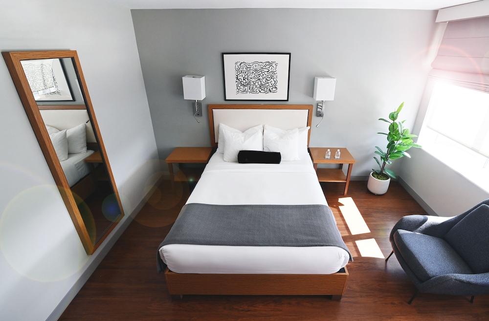 Edge Hotel Room Type - Standard Room, 1 Queen Bed