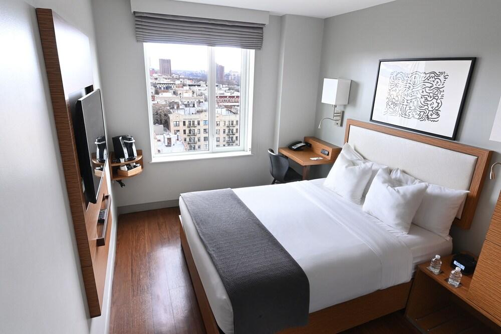 Edge Hotel Room Type - Standard Room, 1 Queen Bed, Accessible