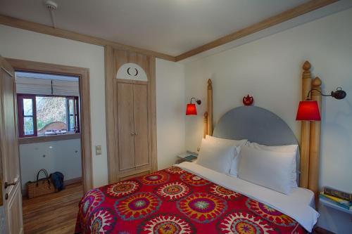 Hotel Empress Zoe - Tap to explore photos