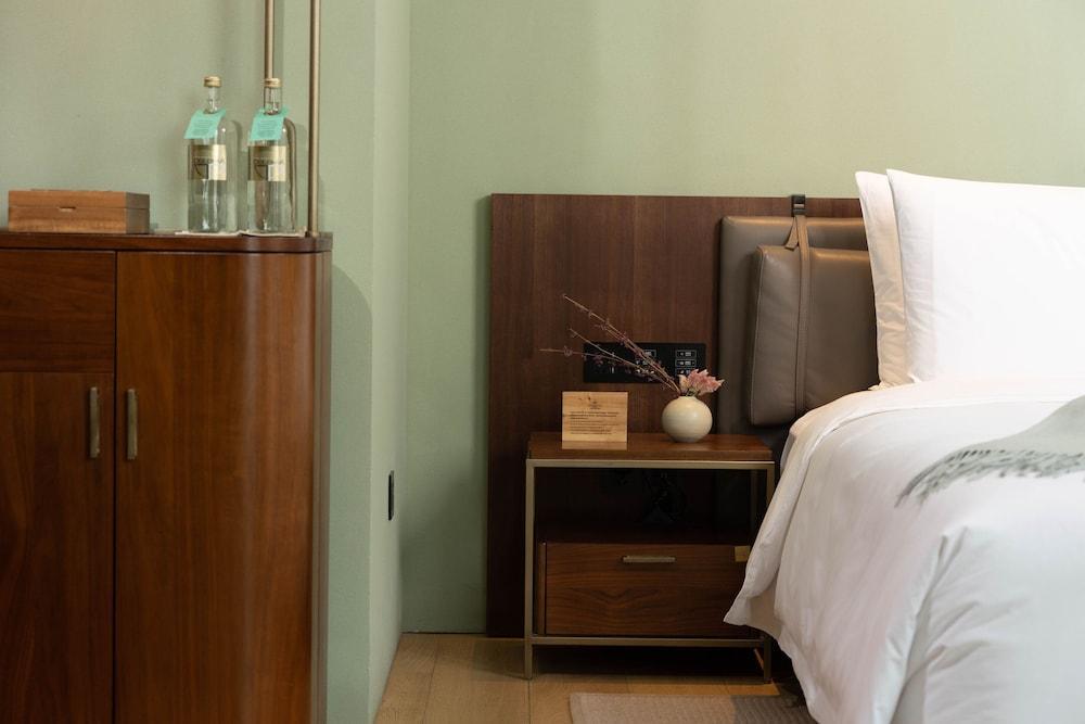 The Sukhothai Shanghai Room Type - Premier Hollywood King Room
