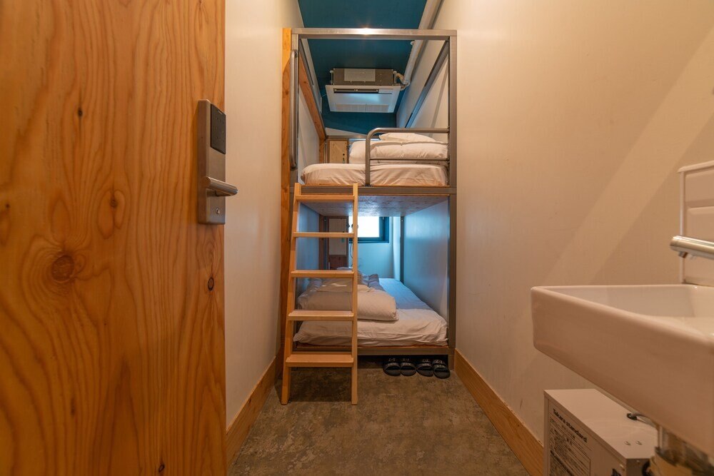 Wise Owl Hostels Shibuya Room Type - Private Twin Room with Bunk Bed