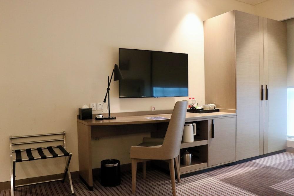 Hyatt Place Shanghai Tianshan Plaza - Tap to explore photos