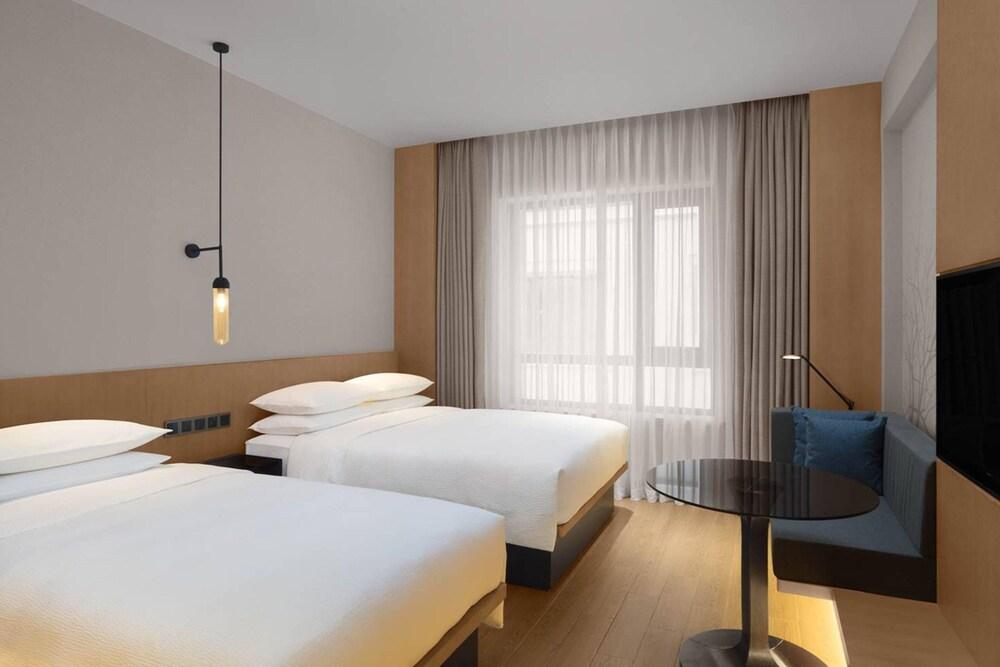 Fairfield by Marriott Shanghai Jingan Room Type - Deluxe Room, 2 Double Beds