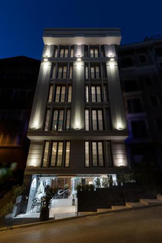 Endless Art Hotel - Tap to explore photos