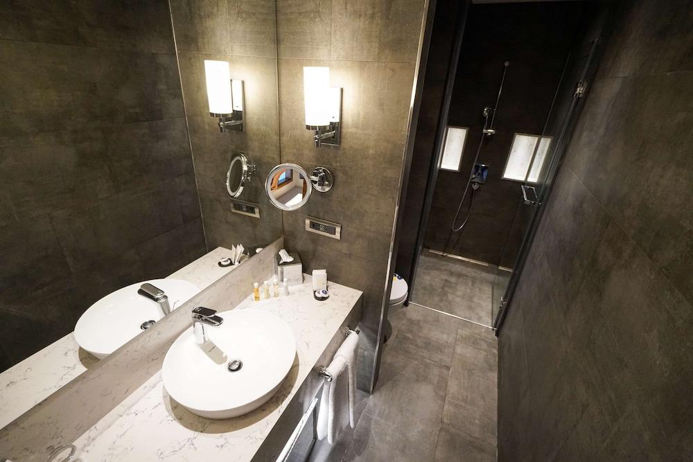 GOLDEN TULIP BAYRAMPASA ISTANBUL - Tap to explore photos