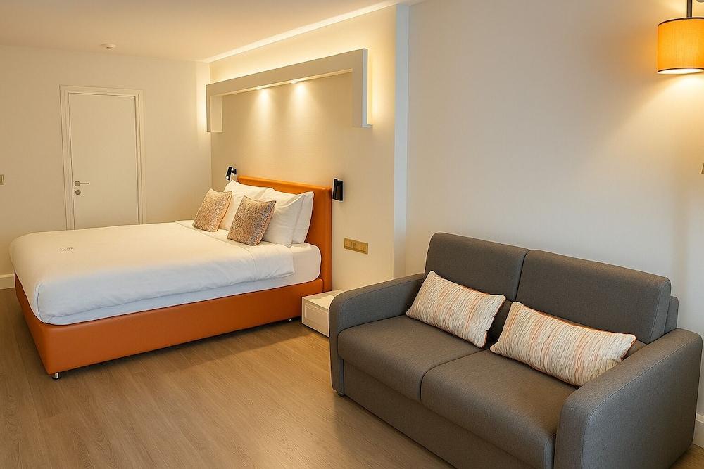 Sparkle Hotel Room Type - Family Studio, 1 Queen Bed