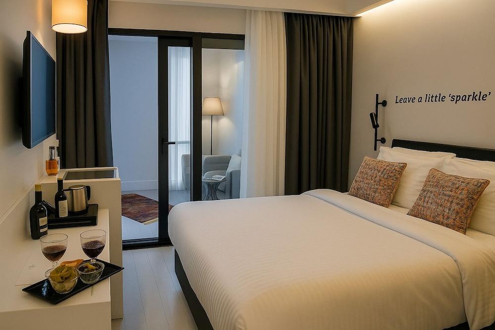 Sparkle Hotel Room Type - Junior Suite, 1 Queen Bed