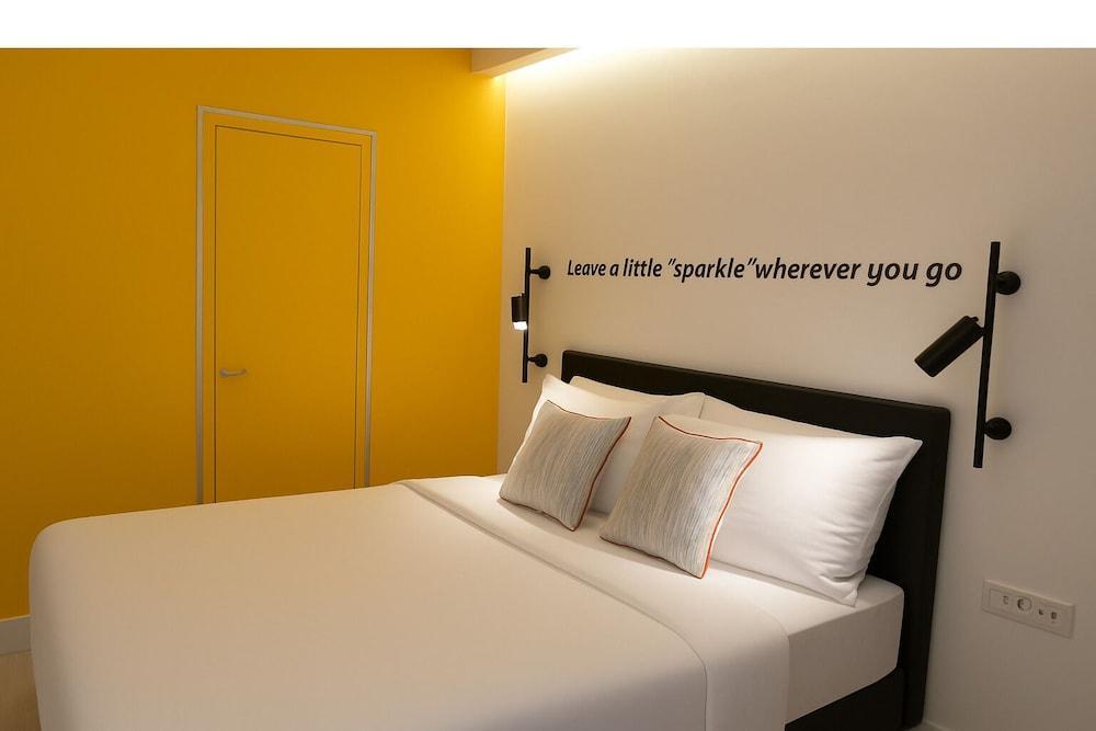 Sparkle Hotel Room Type - Standard Double Room, 1 Queen Bed