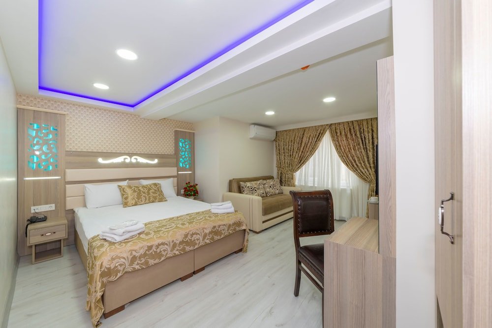 Raimond Hotel Room Type - Grand Triple Room
