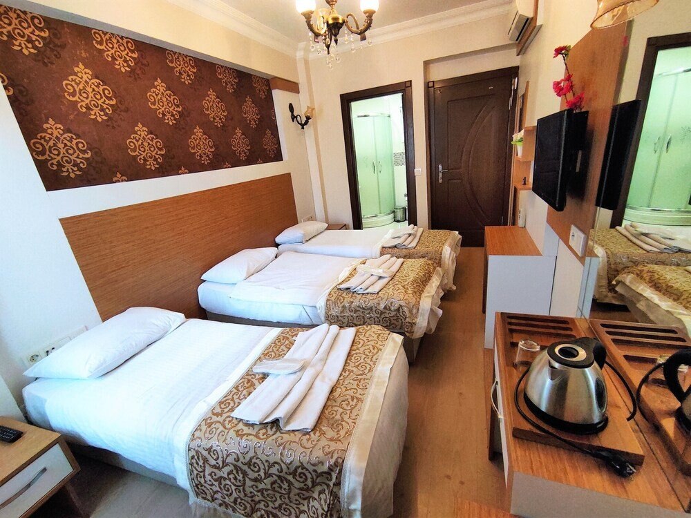 Raimond Hotel Room Type - Standard Triple Room