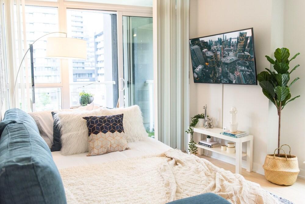 QuickStay - Premium 2-Bedroom with CN Tower & Lake Views - Tap to explore photos