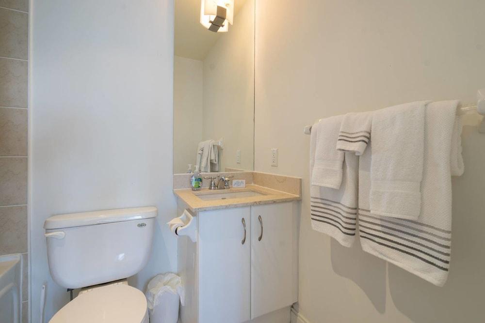 Yorkville Fantasy Yonge & Bloor 2BR 2BT - Tap to explore photos